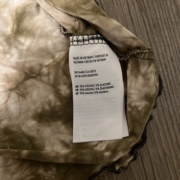 AEO Cold Shoulder Tie-dye Short Sleeve Top Like New - Picture 3 of 6